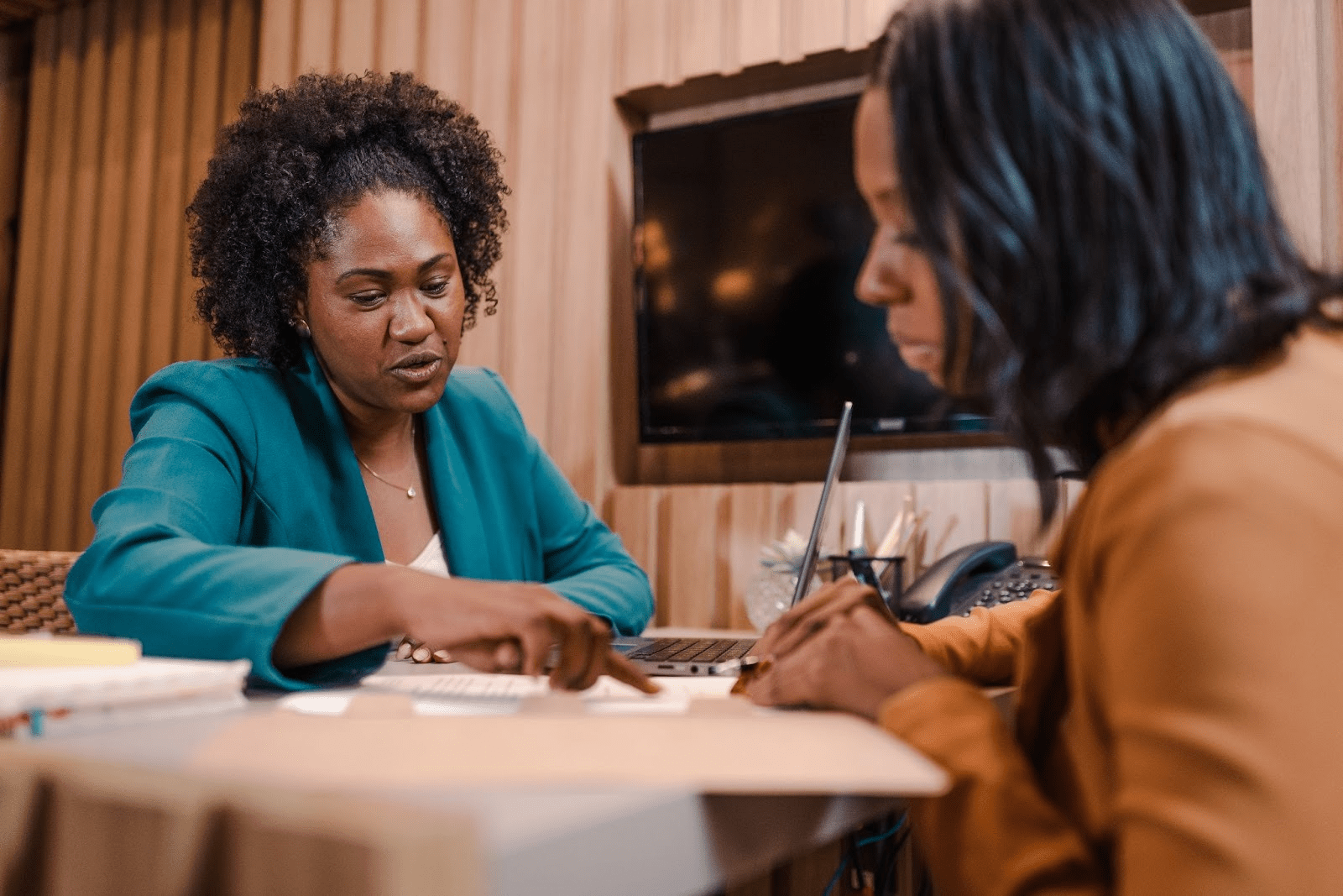 Lender speaking to a veteran client to discuss Veterans United VA loan rates